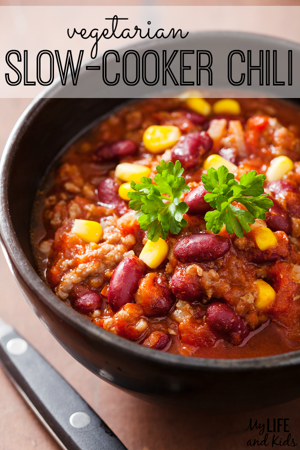 Super simple healthy crockpot chili recipe. A family favorite - that your family will love! YUM
