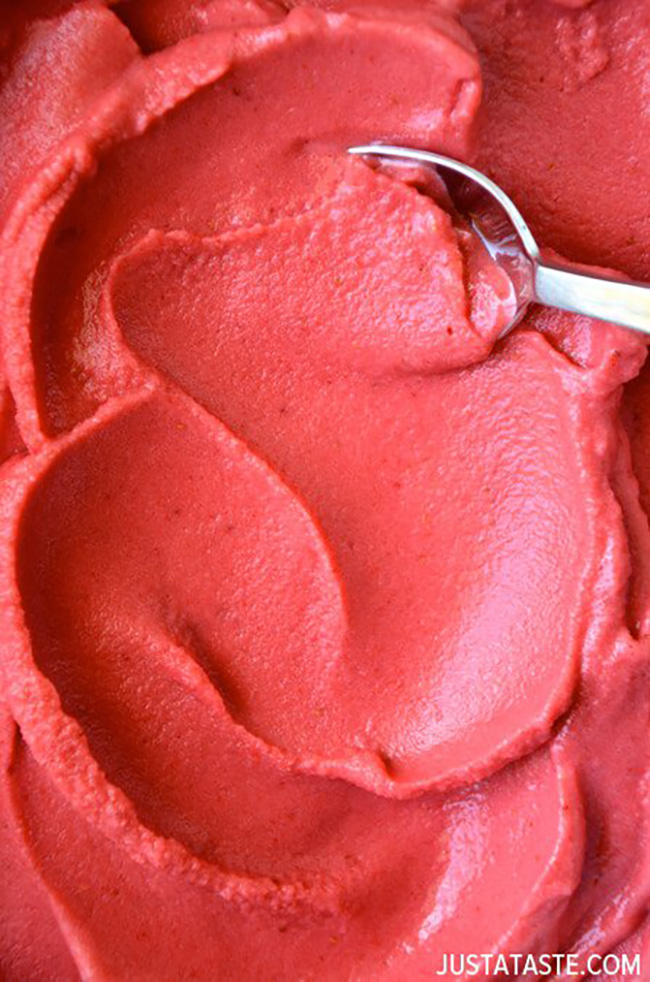 5-minute-healthy-strawberry-frozen-yogurt-copy