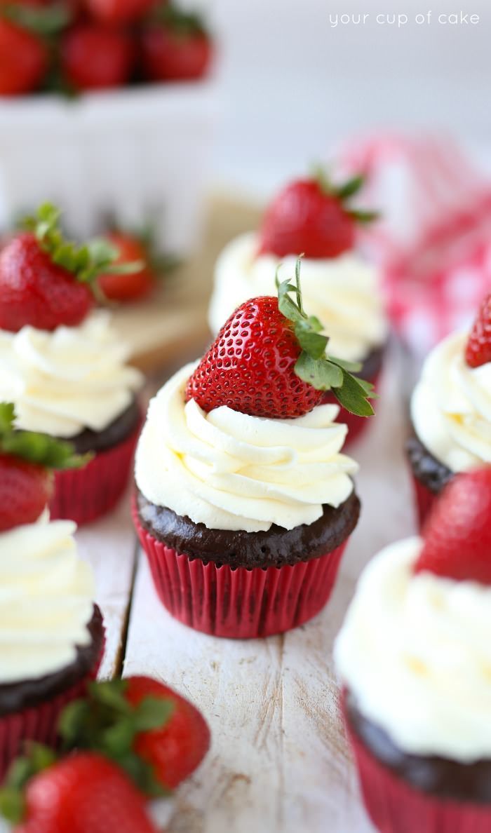 chocolate-strawberry-cheesecake-cupcakes