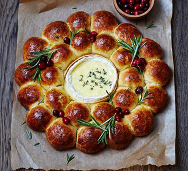 festive-filled-brioche-centerpiece-with-baked-camembert