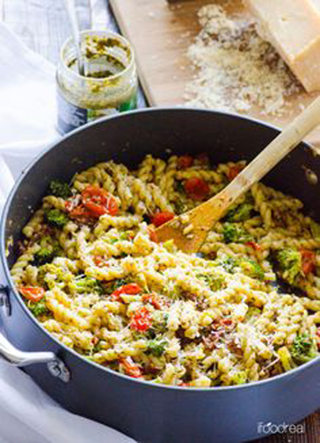 healthy-pesto-tomato-and-broccoli-pasta