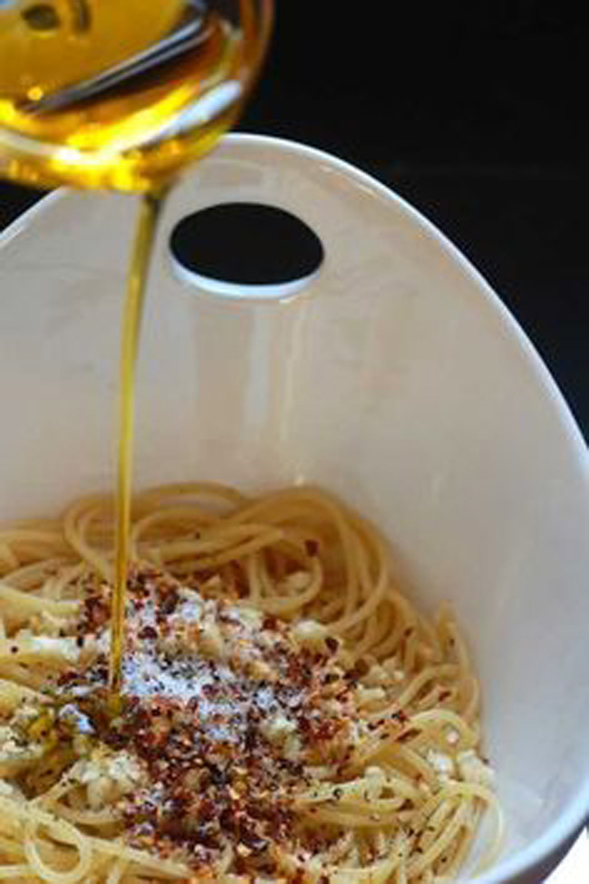 pasta-with-olive-oil-garlic-and-crushed-red-pepper